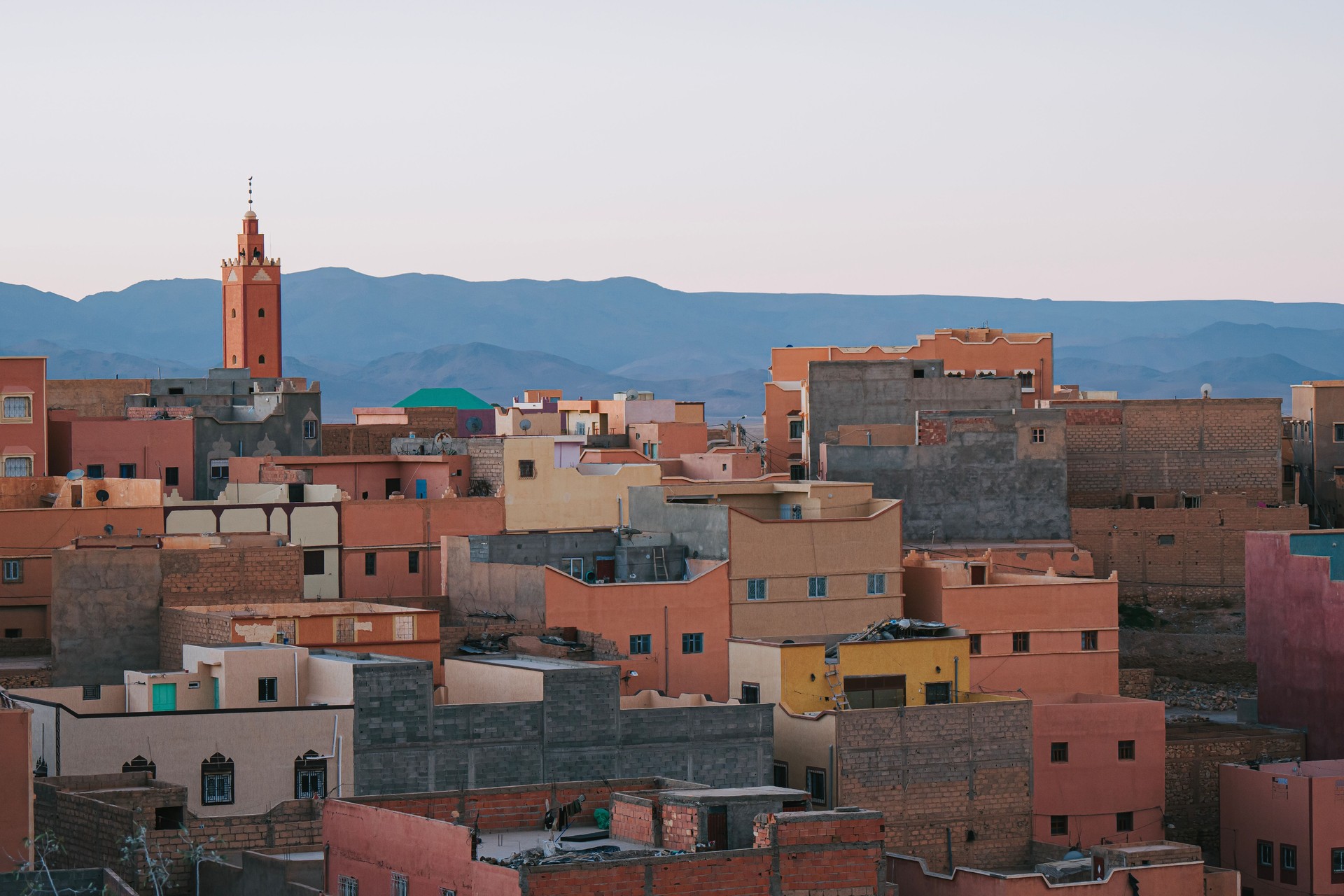 Kasbah et village à Boumalne Dadès, Maroc Atlas de l’Afrique du Nord Montagne le matin