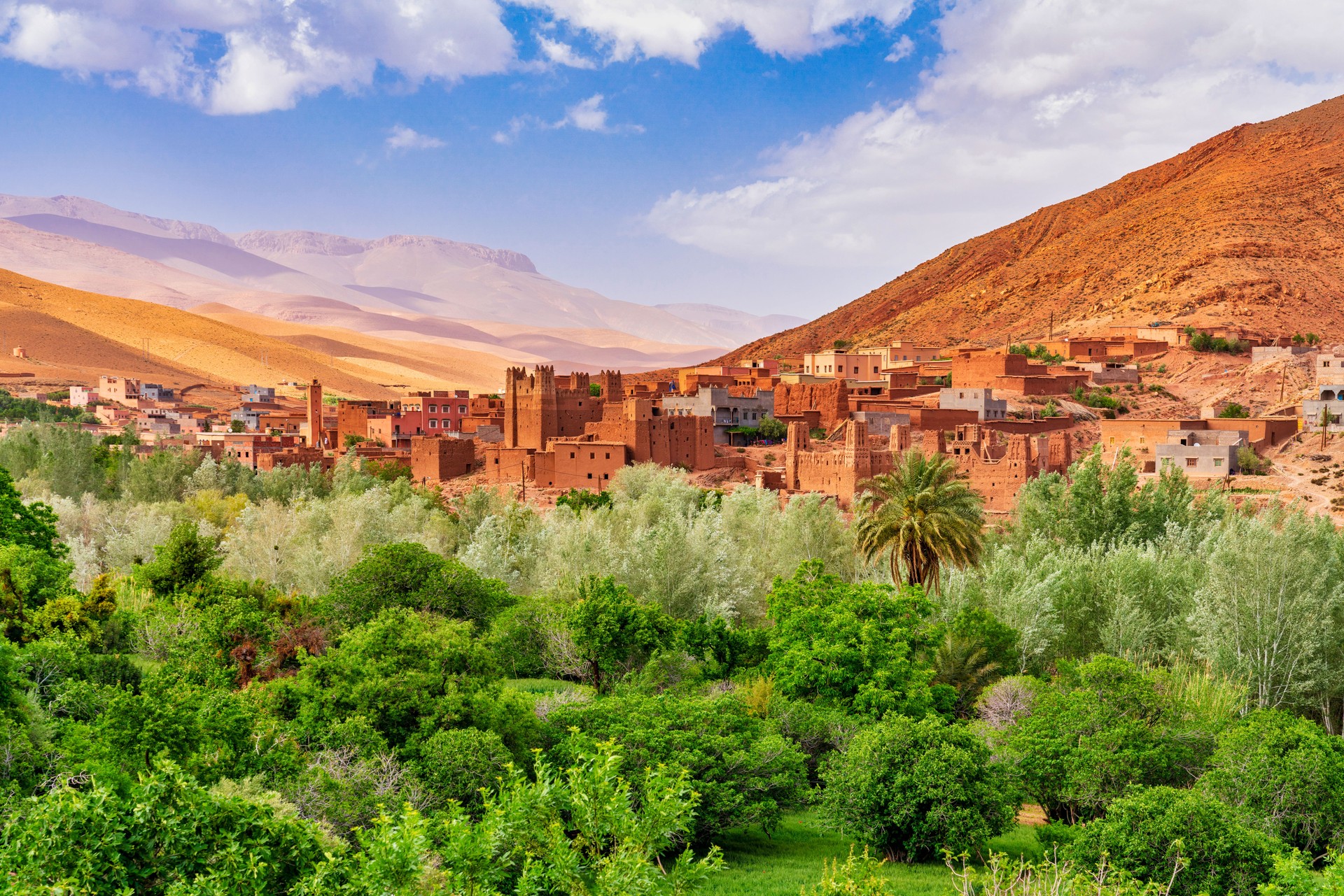 Kasbah et village dans l’Afrique du Nord Maroc